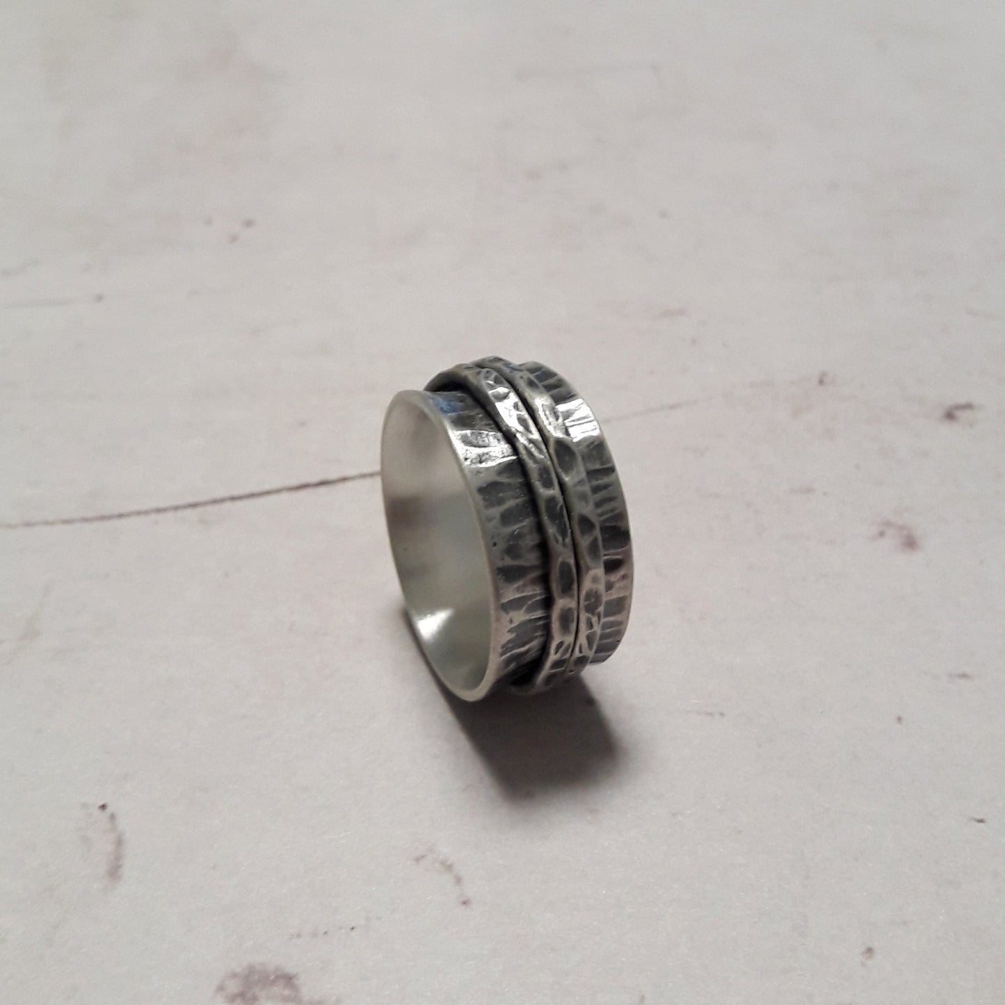 Bague de méditation, bague spinner, bague anti stress. Les anneaux tournent librement sur l'anneau principal