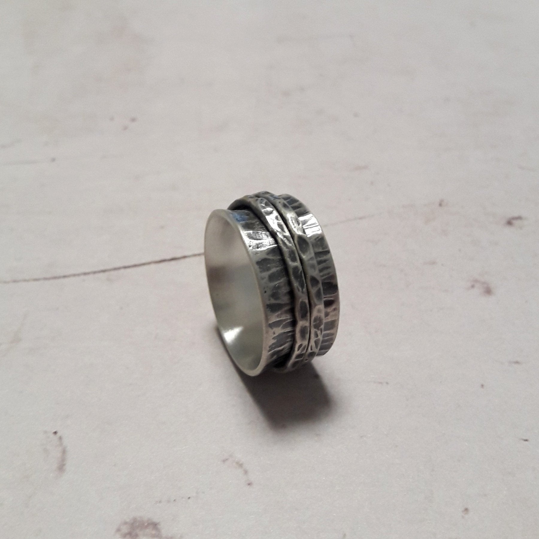Bague de méditation, bague spinner, bague anti stress. Les anneaux tournent librement sur l'anneau principal