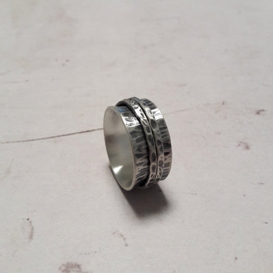 Bague de méditation, bague spinner, bague anti stress. Les anneaux tournent librement sur l'anneau principal