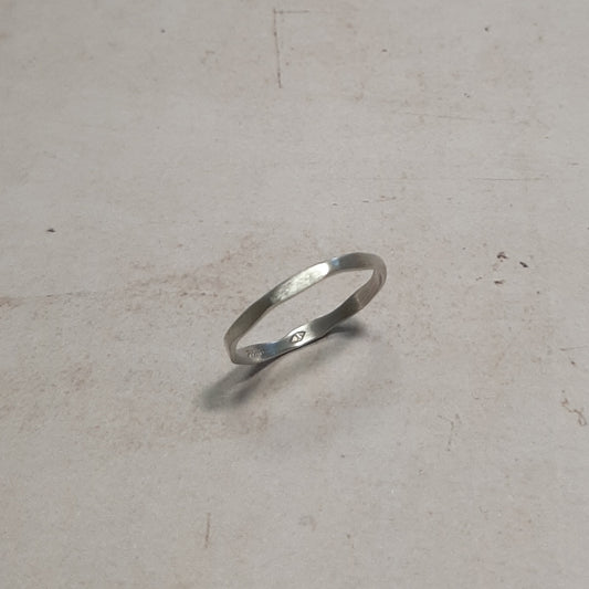 Bague fine en argent massif pour femme ou fille.