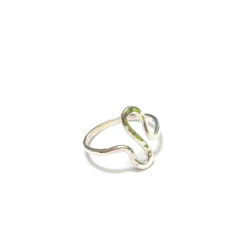 Bague pour femme en argent massif martelé, fine et parfaite pour empiler avec d'autres bagues. Chaque pièce est minutieusement fabriquée à la main et marquée de mon poinçon de maître, garantissant son authenticité. La largeur délicate de 1.5 mm ajoute une touche subtile. Commandez sur mesure avec un délai d'expédition de 3 jours.