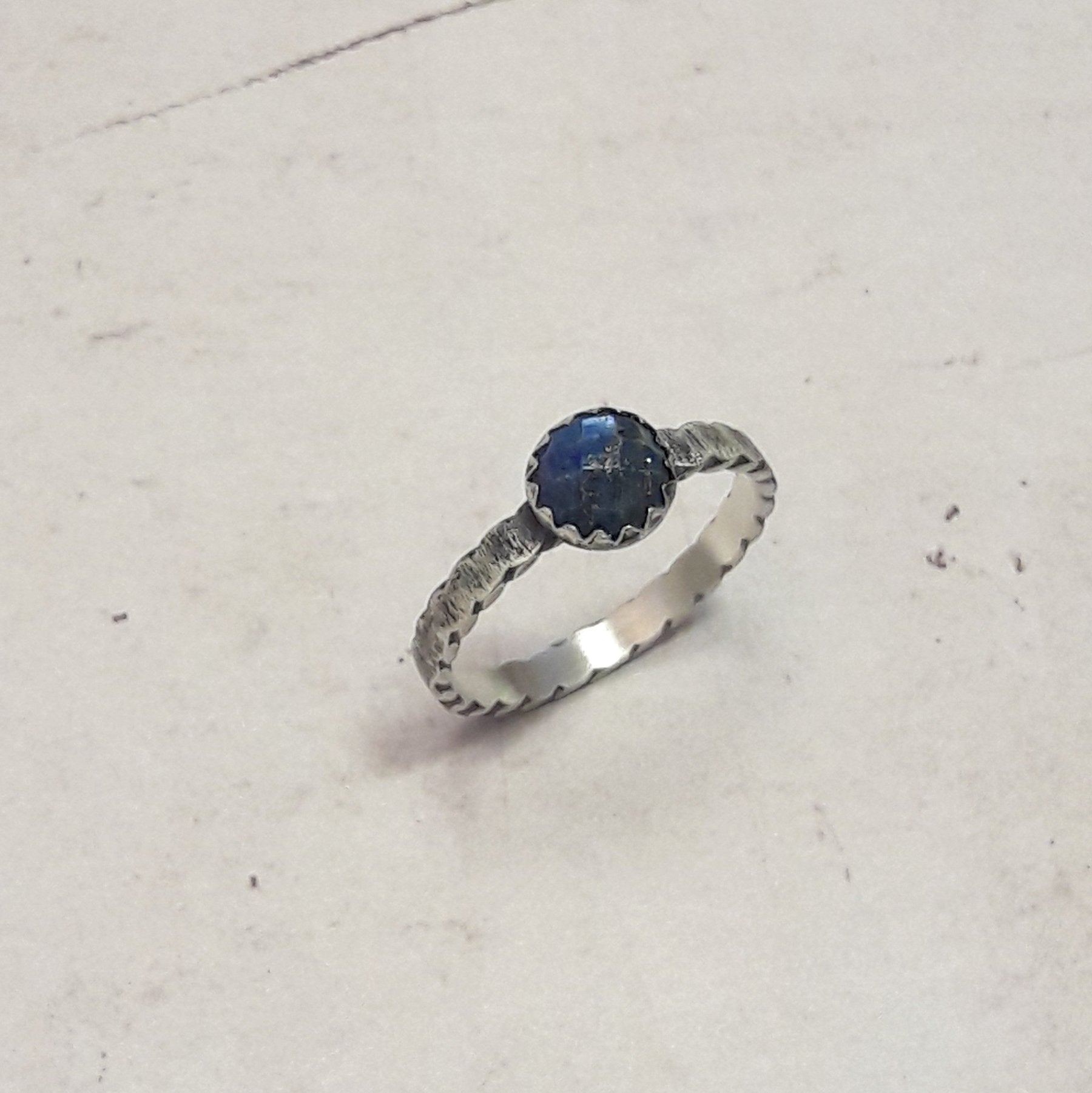 Bague ethnique pour femme en argent massif avec une pierre bleu en lapis lazuli