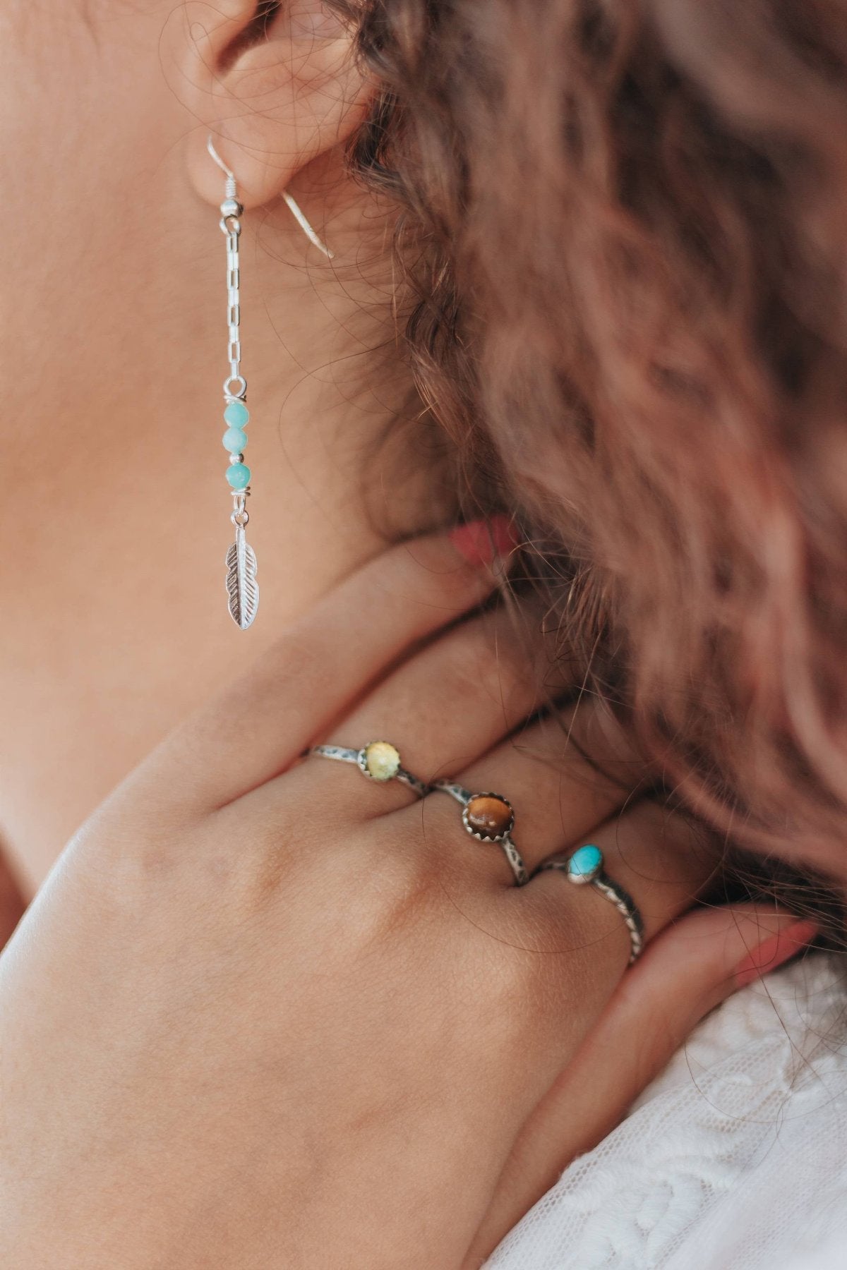 Bague ethnique en argent massif patiné, sertie d’une turquoise naturelle. Chaque pierre est unique, avec de subtiles variations de couleur.
