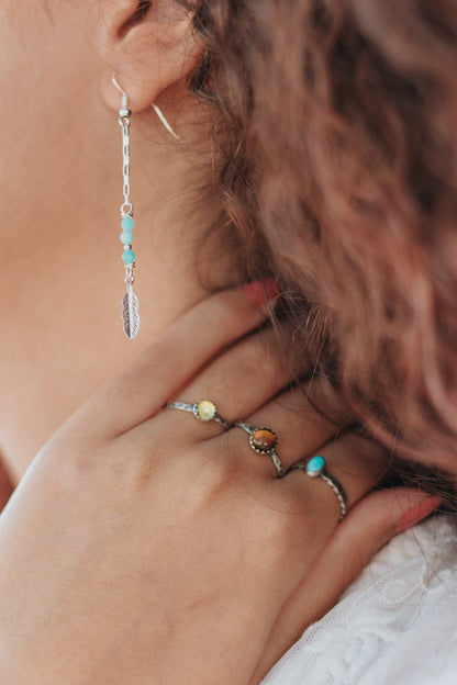 Bague ethnique en argent massif patiné, sertie d’une turquoise naturelle. Chaque pierre est unique, avec de subtiles variations de couleur.
