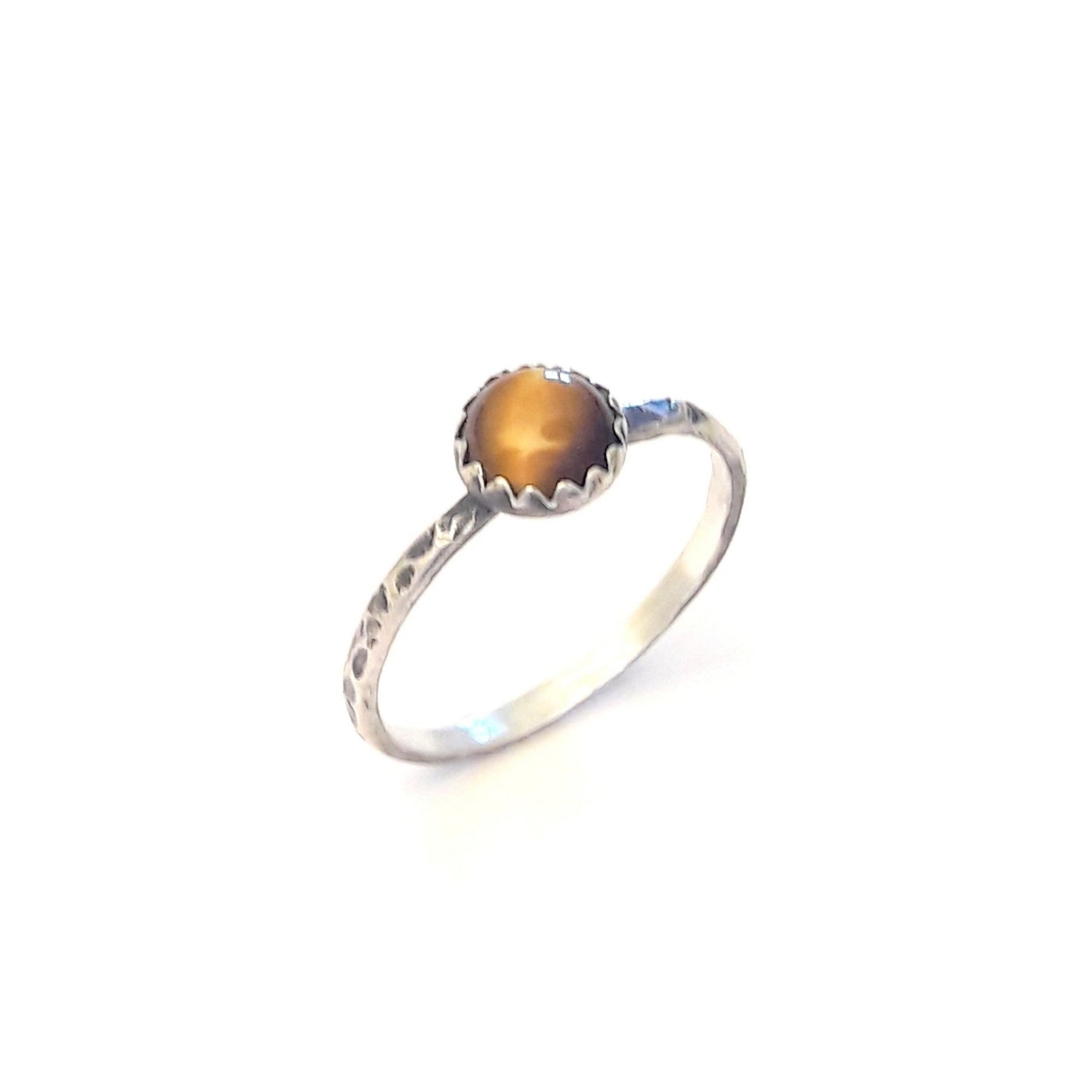 Bague en argent massif  patiné noir avec une pierre en oeil de tigre