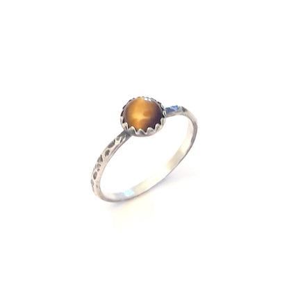 Bague en argent massif  patiné noir avec une pierre en oeil de tigre