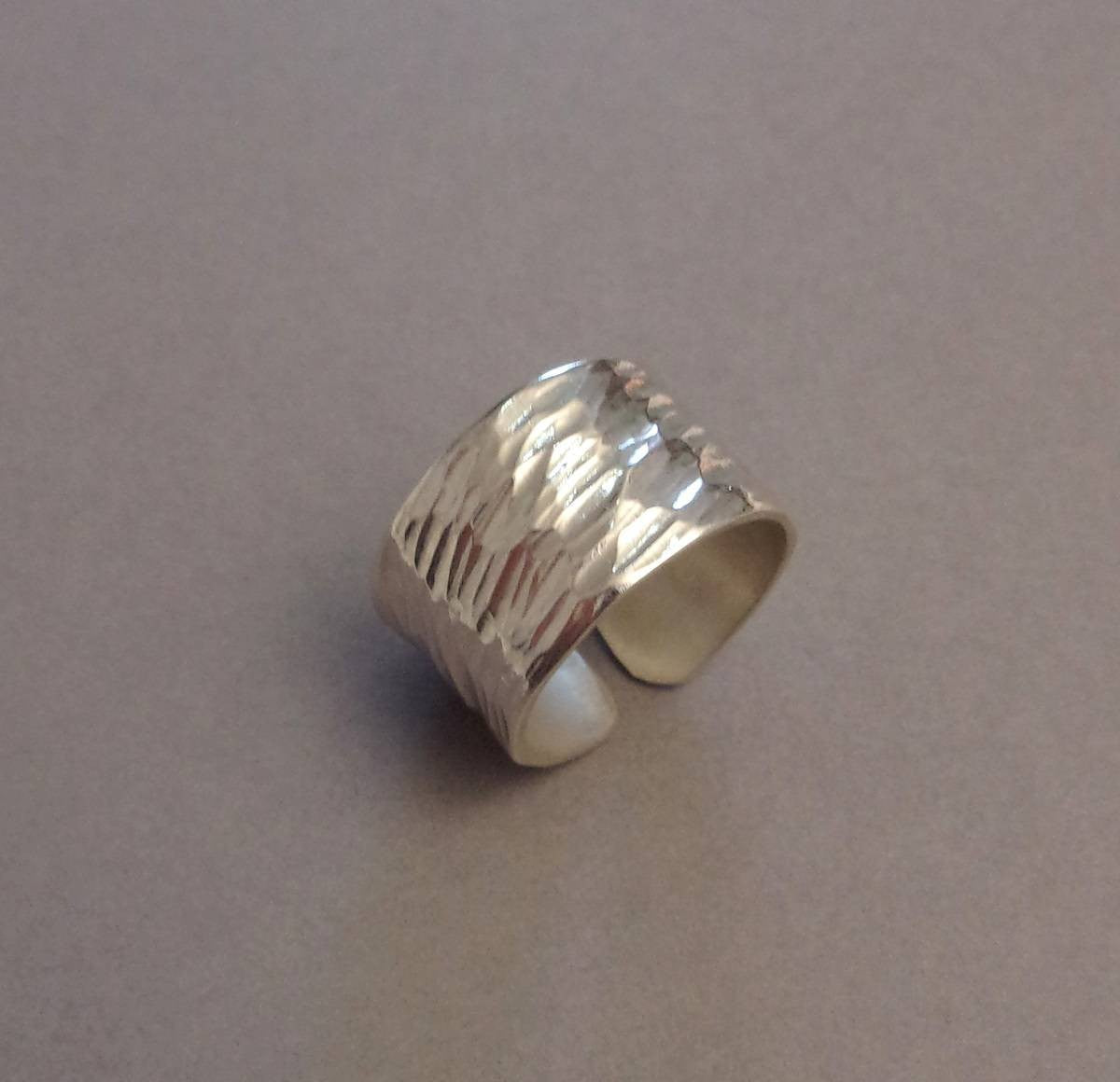 Bague large en argent massif martelé, au design à la fois moderne et intemporel. Avec une largeur de 10 mm, l'anneau se distingue par son allure contemporaine et sa solidité, offrant une pièce durable et résistante à l'usure. 