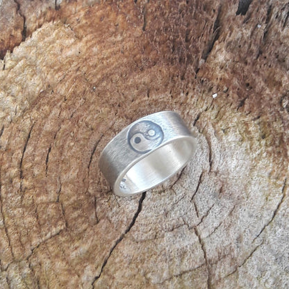 Découvrez la bague ethnique en argent massif avec le symbole Yin Yang gravé, un bijou artisanal unisexe qui incarne l'harmonie et l'équilibre. Fabriquée en France, cette pièce unique allie élégance et spiritualité, idéale pour un style à la fois tendance et significatif. Parfait pour les amateurs de symboles ancestraux et de bijoux de qualité.