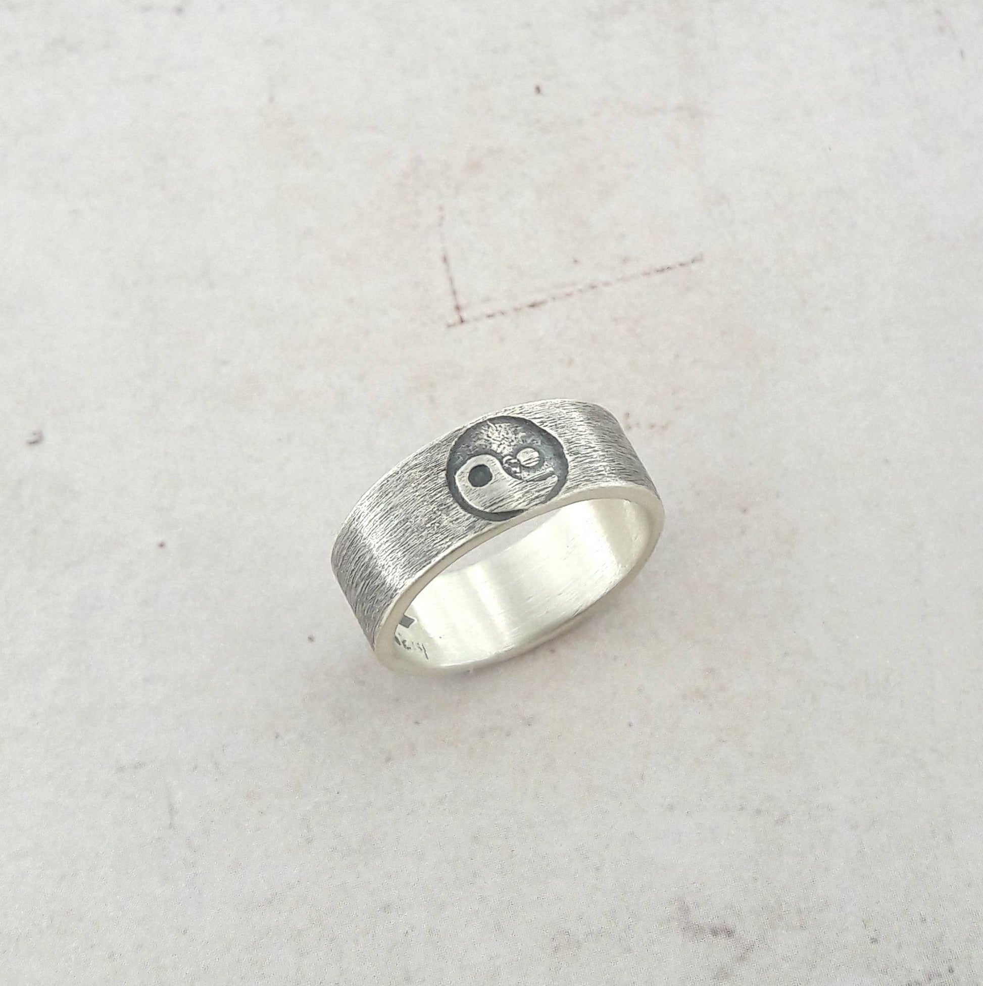 Bague en argent texturé avec large anneau et détails encastrés Bague en argent texturé avec large anneau et détails encastrés