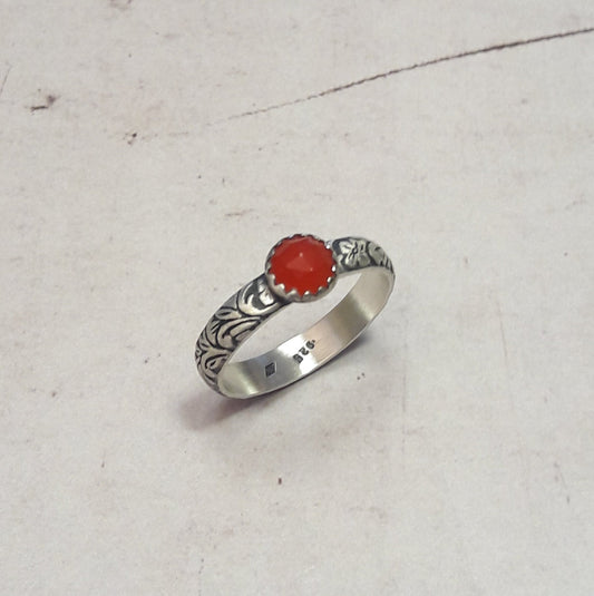Bague ethnique ornée d'impressions de fleurs et feuilles avec une pierre en cornaline