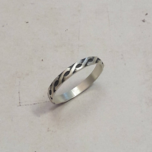 bague en argent massif avec des reliefs et patine noir