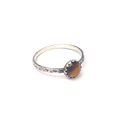 Bague artisanal ethnique en argent massif et pierres naturelles d'oeil de tigre