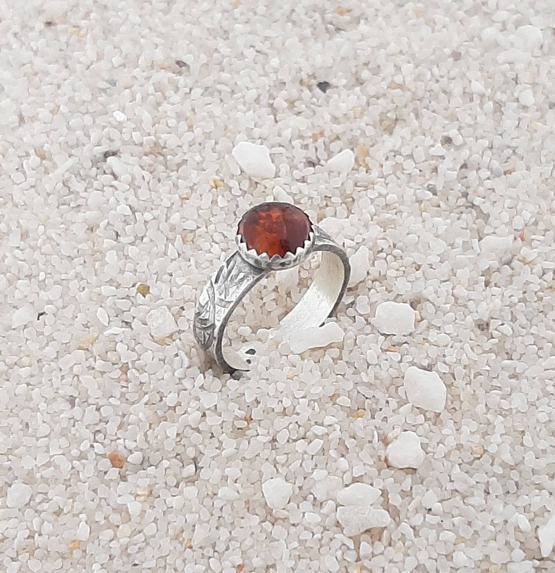 bague ethnique en argent massif avec une pierre en ambre, bijoux responsables fabriqués en france