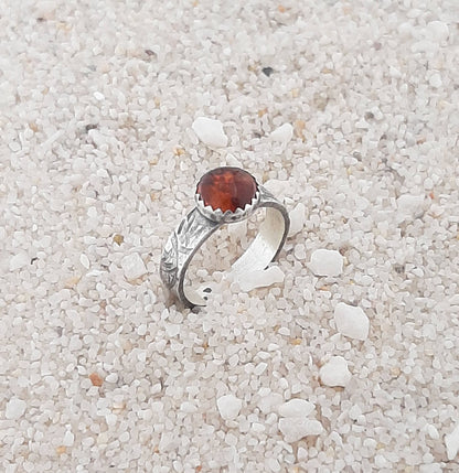 bague ethnique en argent massif avec une pierre en ambre, bijoux responsables fabriqués en france