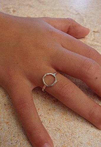 Bague fine et discrète en argent massif martelé, parfaite pour un look minimaliste et élégant. D'une largeur de 1,5 mm, elle est délicatement travaillée pour offrir une touche de subtilité à toute tenue. Chaque pièce est fabriquée sur commande avec un délai d'expédition de 5 jours, garantissant une attention particulière aux détails.