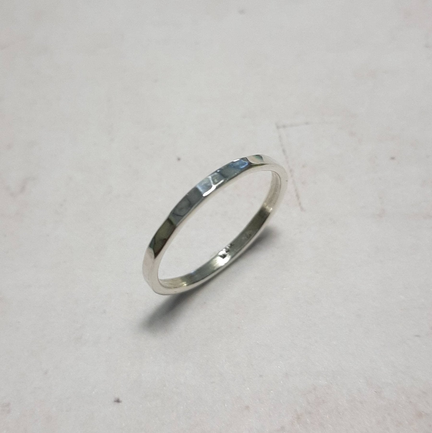 Bague alliance pour homme ou femme en argent massif martelé
