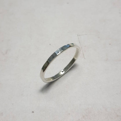 Bague alliance pour homme ou femme en argent massif martelé