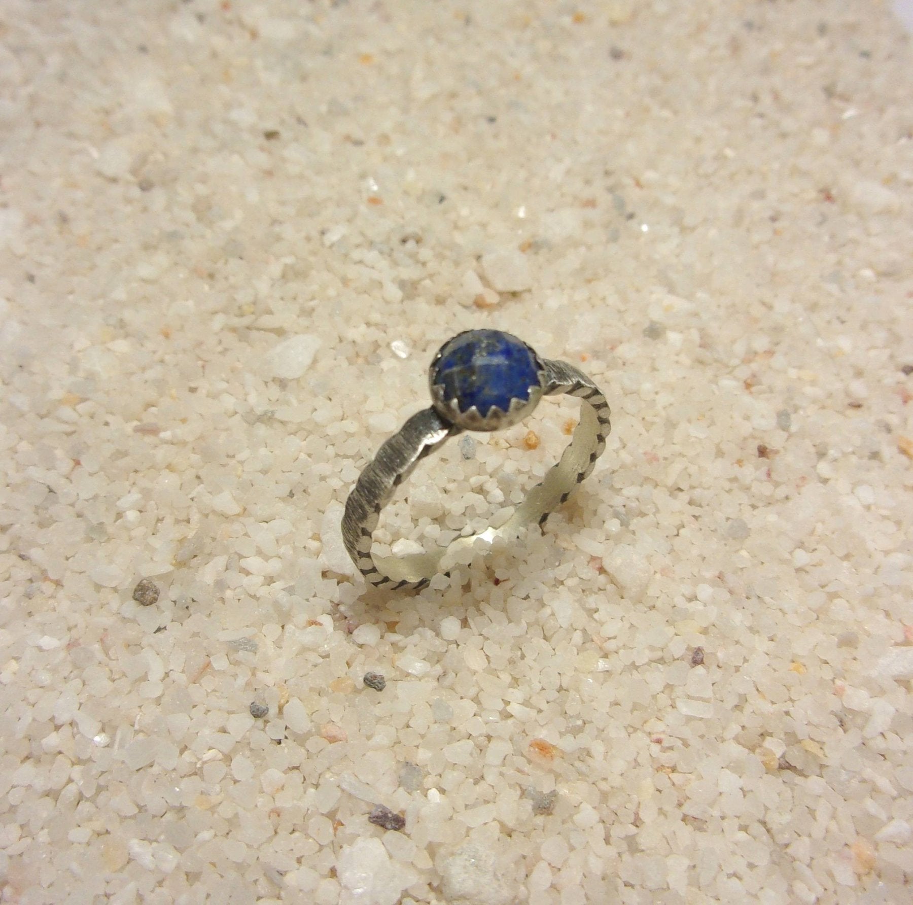 Bague ethnique fait main en argent massif patiné et pierres naturelles: lapis-lazuli.
