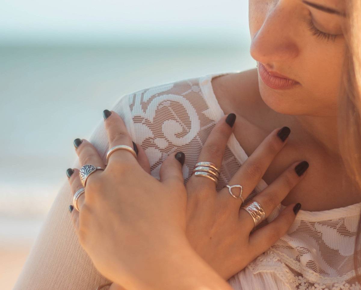 Bague large en argent massif martelé, au design à la fois moderne et intemporel. Avec une largeur de 10 mm, l'anneau se distingue par son allure contemporaine et sa solidité, offrant une pièce durable et résistante à l'usure. 