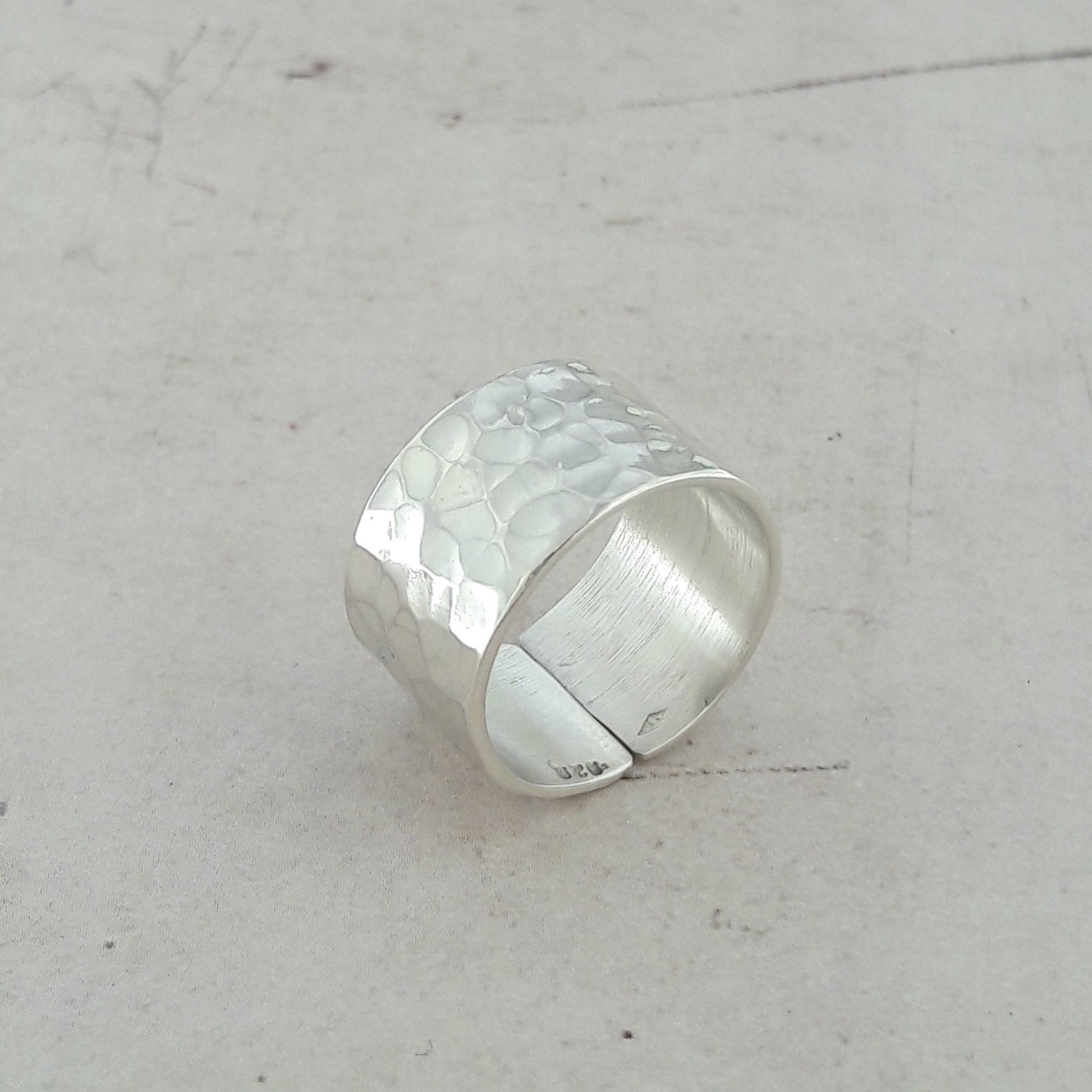 bague large en argent massif martelé pour femme