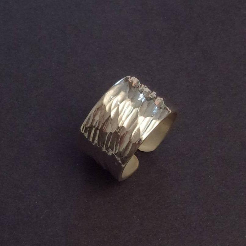 bague large en argent massif martelé pour femme