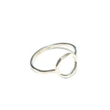 Bague fine et discrète en argent massif martelé, parfaite pour un look minimaliste et élégant. D'une largeur de 1,5 mm, elle est délicatement travaillée pour offrir une touche de subtilité à toute tenue. Chaque pièce est fabriquée sur commande avec un délai d'expédition de 5 jours, garantissant une attention particulière aux détails.