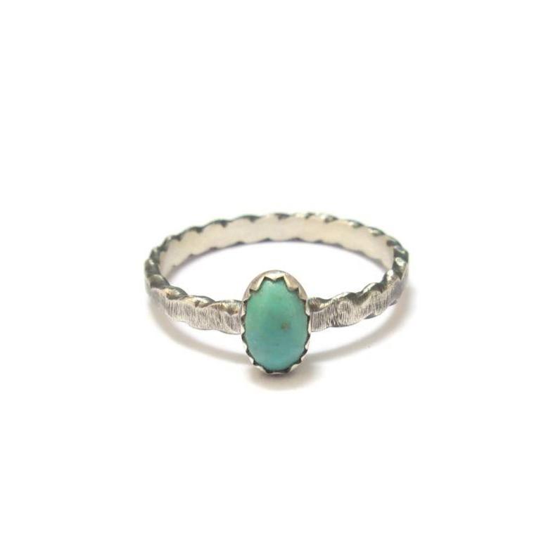 Bague en argent massif patiné, style ethnique, ornée d’une turquoise naturelle. La couleur des pierres peut légèrement varier, rendant chaque bijou unique.