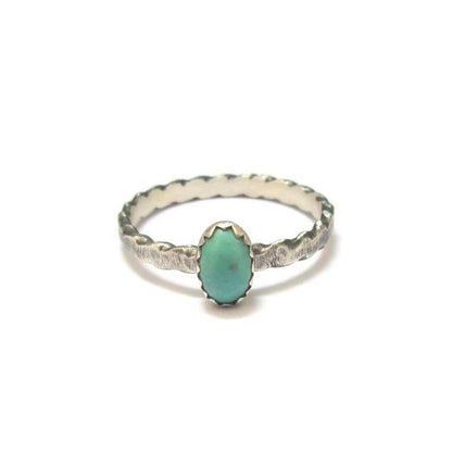 Bague en argent massif patiné, style ethnique, ornée d’une turquoise naturelle. La couleur des pierres peut légèrement varier, rendant chaque bijou unique.