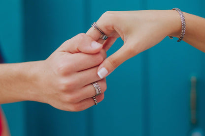 Bague torsadée fabriquée en argent massif patiné, alliant élégance et rusticité. Son design artisanal offre une touche d'originalité tout en restant intemporel, convenant aussi bien aux hommes qu'aux femmes. Avec une largeur d’environ 2,6 mm, ce bijou distinctif reflète une esthétique authentique, parfaite pour symboliser un engagement, une amitié, ou pour offrir à quelqu'un qui apprécie les pièces uniques et pleines de caractère.