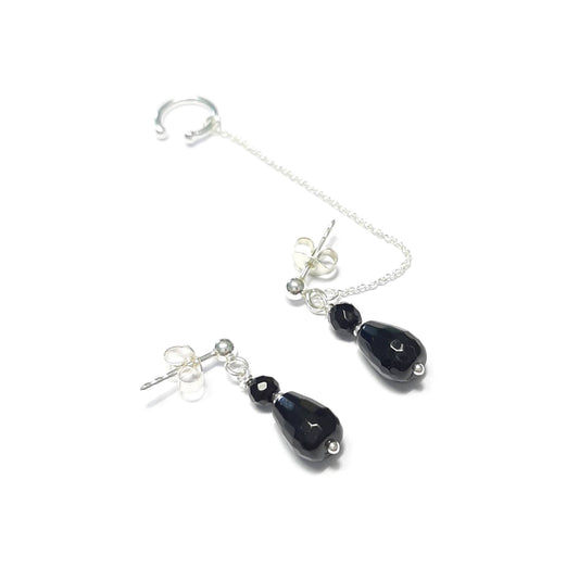  Boucles d'oreilles asymétriques en argent 925 et onyx, accompagnées d'un earcuff avec chaîne. Facile à mettre et à retirer, l'earcuff crée l'illusion d'un piercing au conch ou à l’hélix sans nécessiter de perçage. L'onyx noir ajoute une note d'élégance et de mystère, tandis que le design asymétrique offre un look contemporain et audacieux.