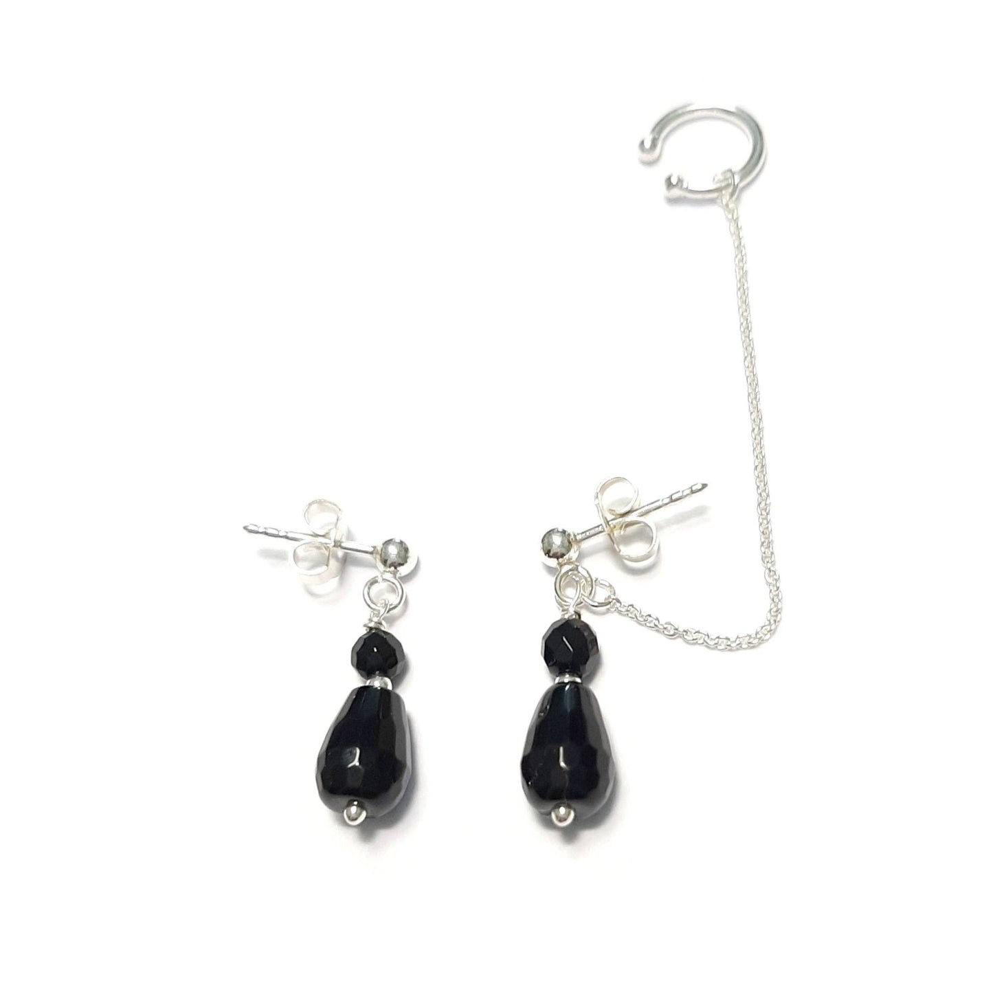 Boucles d'oreilles asymétriques en argent 925 et onyx  Ces boucles d'oreilles uniques combinent l'élégance et l'audace avec leur design asymétrique et leur pierre d'onyx noir. L'earcuff avec chaîne crée l'illusion d'un piercing sans nécessiter de perçage, pour un look tendance et confortable.