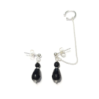 Boucles d'oreilles asymétriques en argent 925 et onyx  Ces boucles d'oreilles uniques combinent l'élégance et l'audace avec leur design asymétrique et leur pierre d'onyx noir. L'earcuff avec chaîne crée l'illusion d'un piercing sans nécessiter de perçage, pour un look tendance et confortable.