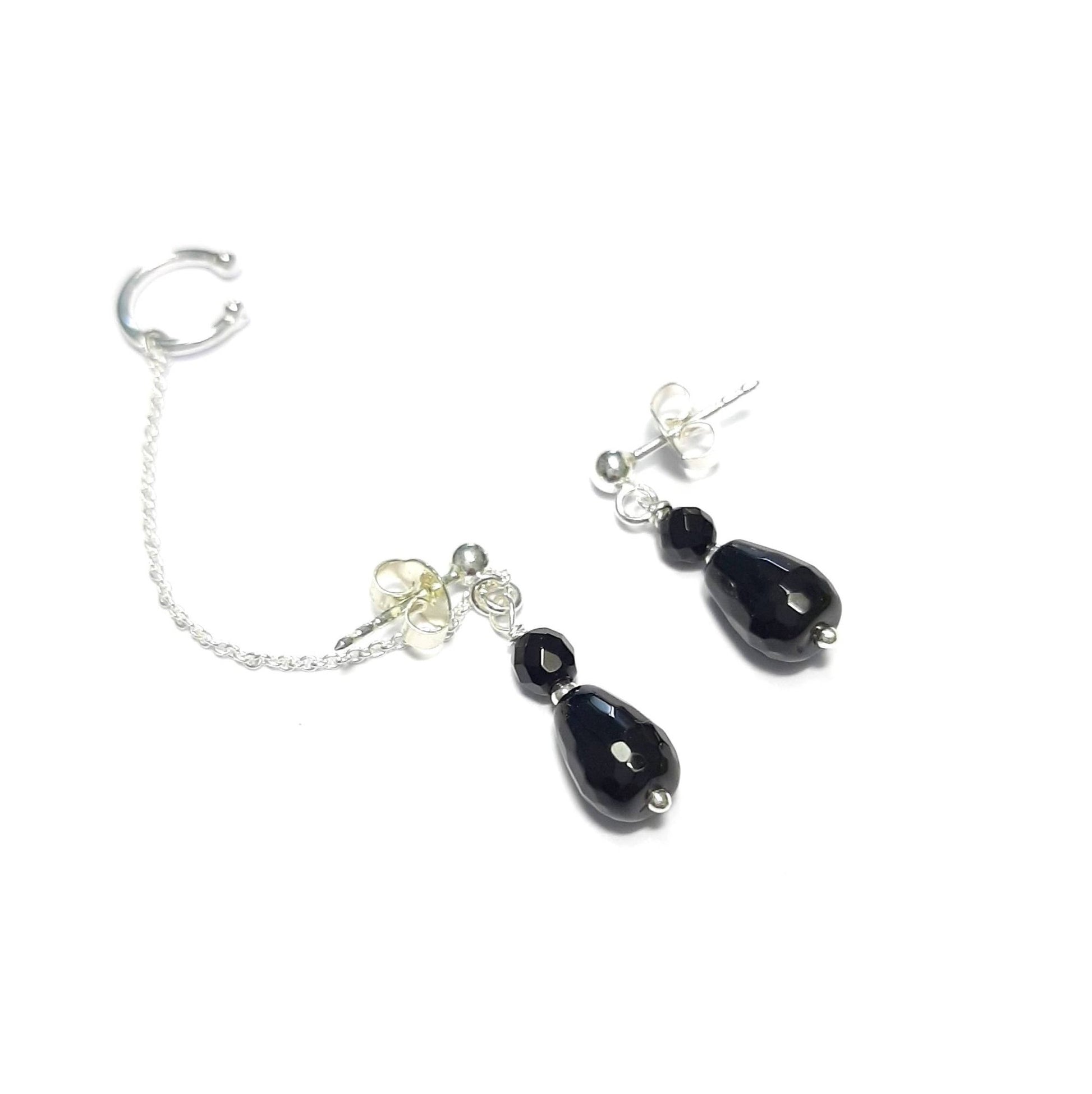 Boucles d'oreilles asymétriques en argent 925 et onyx accompagné d'un earcuff avec une chaine. Facile à mettre et à retirer, ce earcuff crée l'illusion d'un piercing au conch ou à l’hélix sans nécessiter de perçage