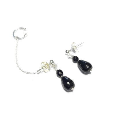 Boucles d'oreilles asymétriques en argent 925 et onyx accompagné d'un earcuff avec une chaine. Facile à mettre et à retirer, ce earcuff crée l'illusion d'un piercing au conch ou à l’hélix sans nécessiter de perçage