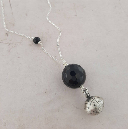 Bijoux de grossesse, Sautoir Bola Argent 925 et Pierres Naturelles Sautoir bola en argent 925 avec pierres naturelles. Ce bijou emblématique est porté par les femmes indonésiennes tout au long de leur grossesse. Le pendentif bola, en argent véritable, repose délicatement sur leur ventre et émet un son doux et apaisant à chaque mouvement, offrant confort et sérénité au bébé. bijoux de grossesse, sautoir bola argent 925, pendentif en argent, pierres naturelles, onyx facetté, tradition indonésienne, bébé. 