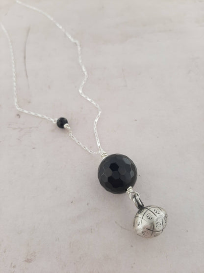 Sautoir traditionnel de grossesse. Argent 925. Pendentif onyx. Son doux.