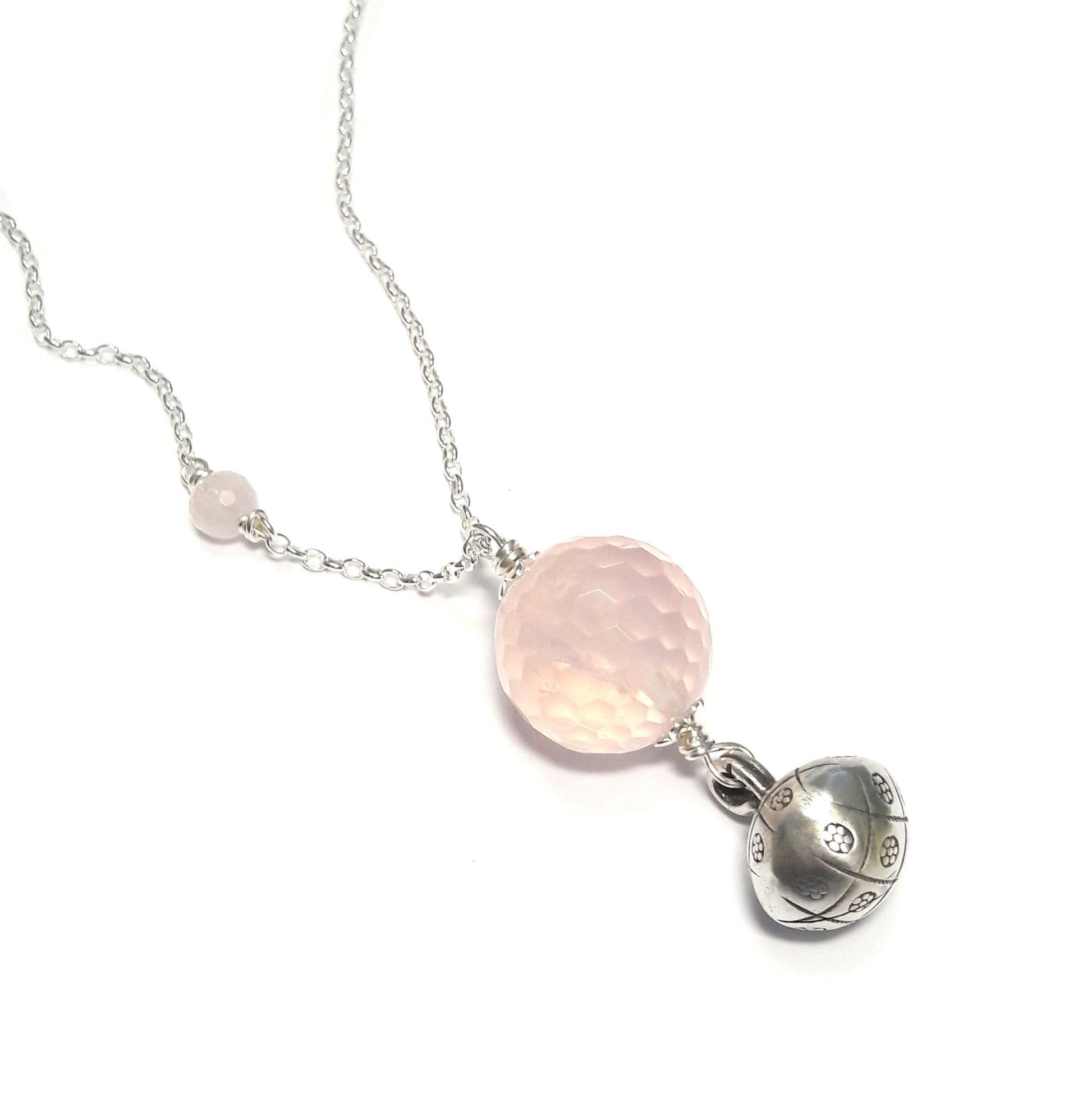 Inspiré d'une tradition indonésienne, ce sautoir de grossesse offre un moment de détente à la future maman et à son bébé. Le pendentif en quartz rose, une pierre naturelle, émet un doux tintement apaisant à chaque mouvement, créant un lien unique entre la mère et l'enfant.