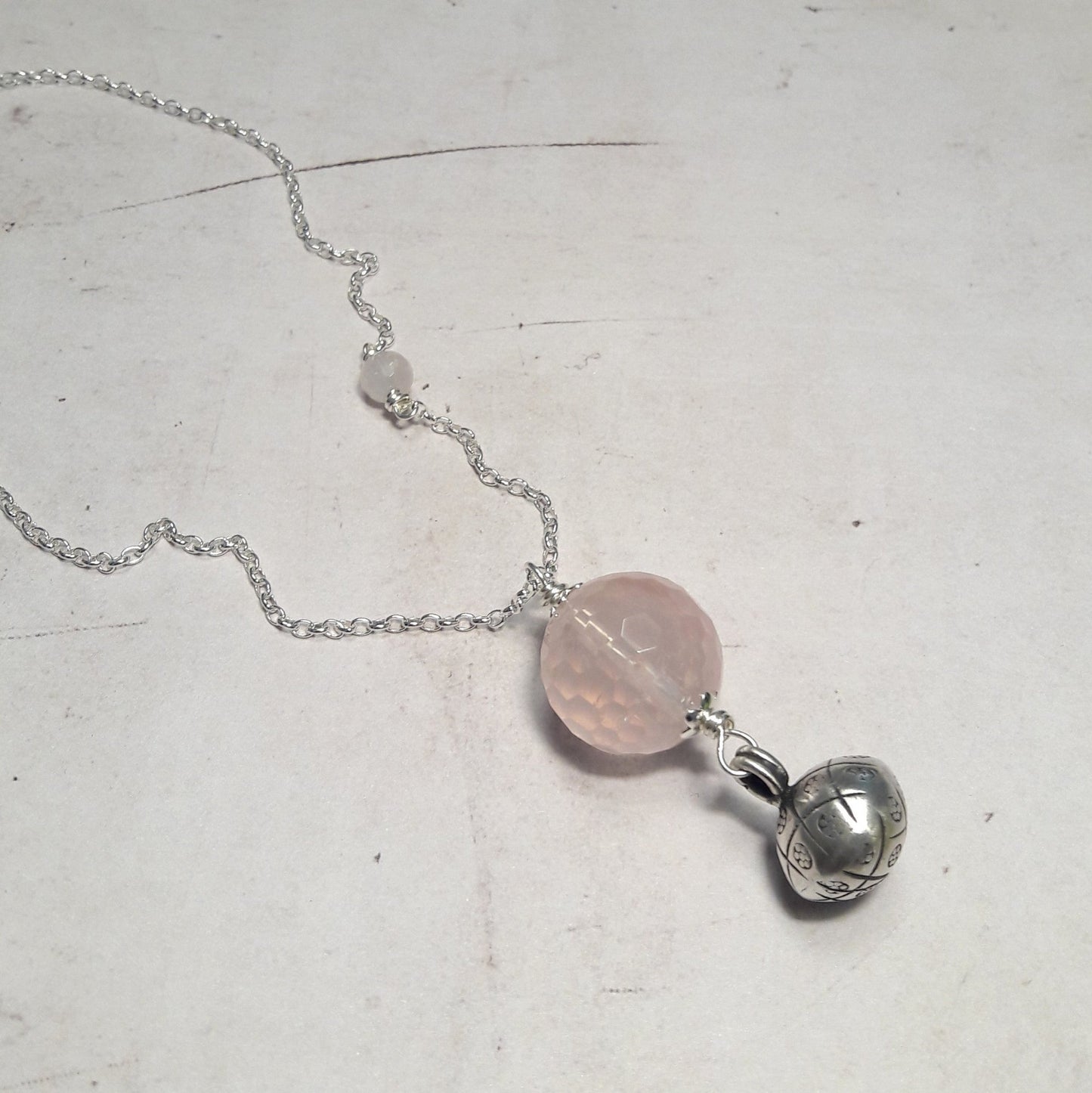 Inspiré d'une tradition indonésienne, ce sautoir de grossesse offre un moment de détente à la future maman et à son bébé. Le pendentif en quartz rose, une pierre naturelle, émet un doux tintement apaisant à chaque mouvement, créant un lien unique entre la mère et l'enfant.
