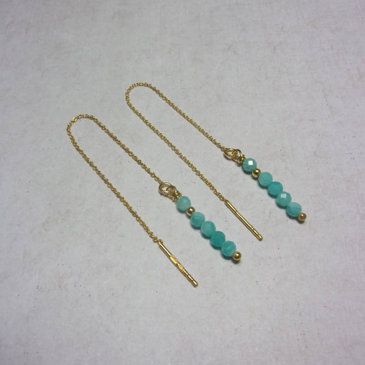 Boucles d'oreilles chaînes réglables en argent 925 doré ornées de pierres fines d'amazonite. Mesurant environ 11 cm de longueur, ces boucles d'oreilles allient élégance et bienfaits. L'amazonite, pierre apaisante, éveille la joie de vivre, aide à vivre l'instant présent, favorise la communication et stimule l'inspiration.