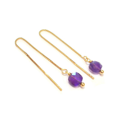 Boucles d'oreilles chaînes réglables en argent 925 doré à l'or fin 24 carats ornées de pierres fines d'améthyste.   L'améthyste, pierre de sérénité, équilibre et tempérance, facilite la méditation, renforce l'intuition et symbolise la sagesse et la force.