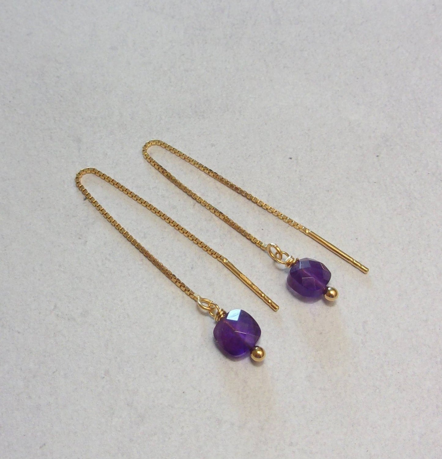 Boucles d'oreilles chaînes réglables en argent 925 doré à l'or fin 24 carats et pierres fines: améthyste. Les pierres sont naturelles, leurs couleurs peuvent varier légèrement.