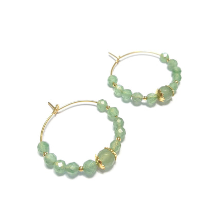 Ces créoles en argent 925 doré, ornées de pierres d'aventurine verte, allient élégance et bien-être. Leur diamètre de 23 mm et une longueur totale de 4,1 cm apportent une touche ethnique raffinée. L'aventurine est reconnue pour ses propriétés apaisantes, favorisant la patience et atténuant le stress. Bijoux éthiques faits main en France.