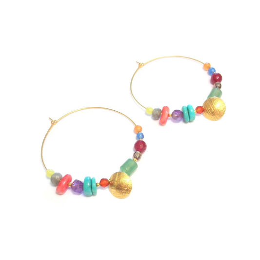 Boucles d'oreilles créoles Salvador en argent doré et pierres naturelles multicolores. Bijoux éthiques faits main en France, alliant élégance et responsabilité.