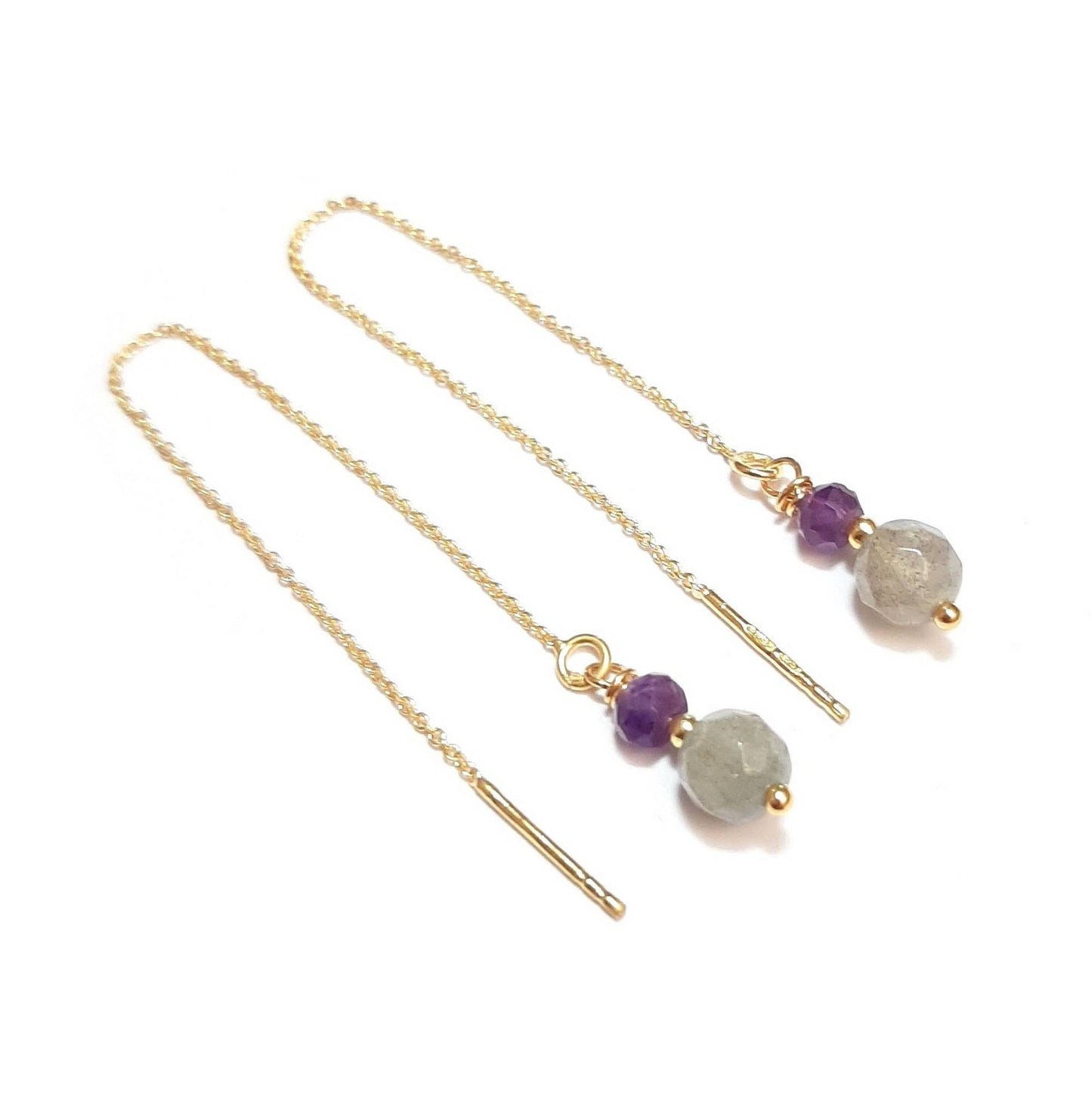 Les boucles d'oreilles chaînes réglables en argent 925 doré à l'or fin 24 carats sont agrémentées de pierres fines, notamment la labradorite et l'améthyste. La longueur totale est d'environ 10,5 cm. La labradorite est connue pour ses propriétés de protection, agissant comme un bouclier absorbant les énergies négatives et préservant l'énergie personnelle.