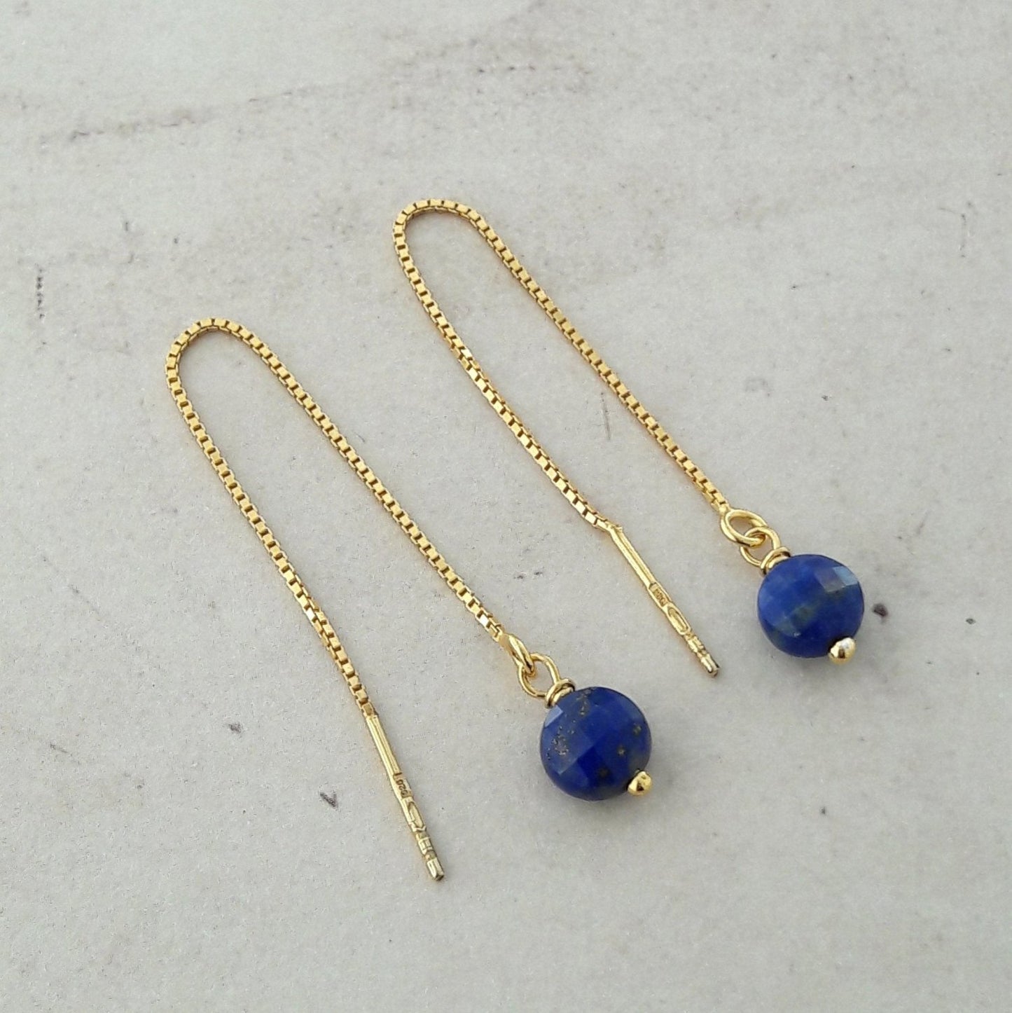 boucles d'oreilles chaines en argent doré et lapis lazuli, pierre couleur bleu