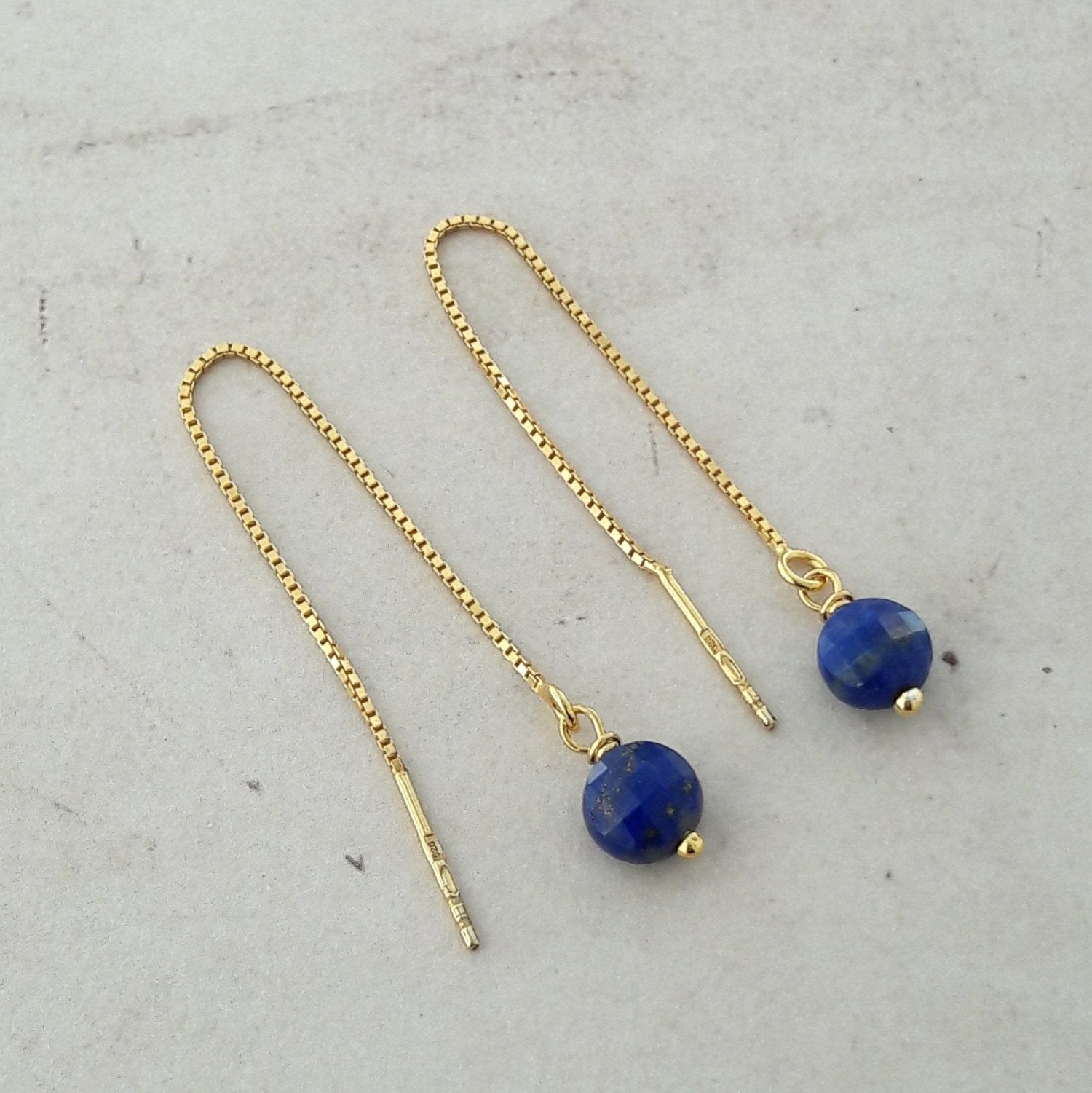 boucles d'oreilles chaines en argent doré et lapis lazuli, pierre couleur bleu
