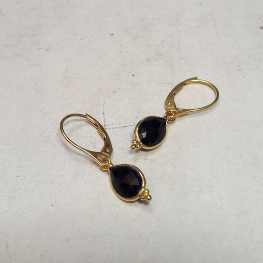 Boucles d'oreilles dormeuses en argent 925 doré à l'or fin 24 carats, ornées de pierres naturelles d'onyx. Design élégant et intemporel ajoutant une touche de sophistication à toute tenue.