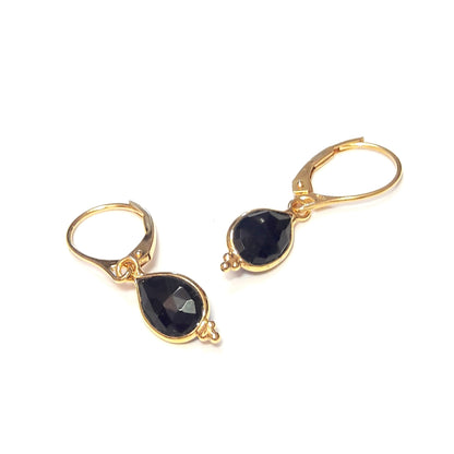 Boucles d'oreilles courtes en argent 925 doré  ornées de pierres naturelles d'onyx. 