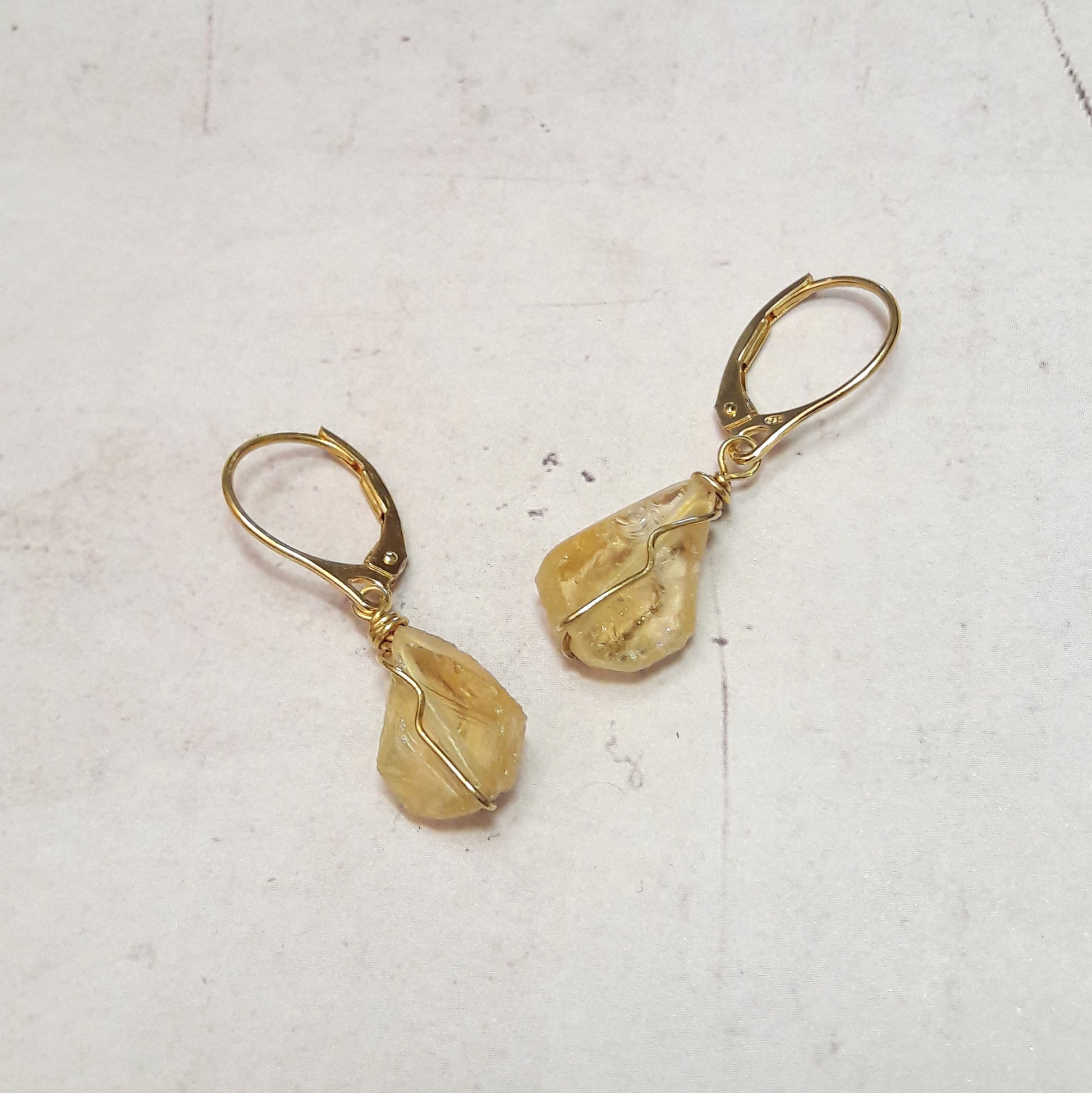 Boucles d'oreilles dormeuses pendantes en argent sterling doré et citrine, pierre brute.