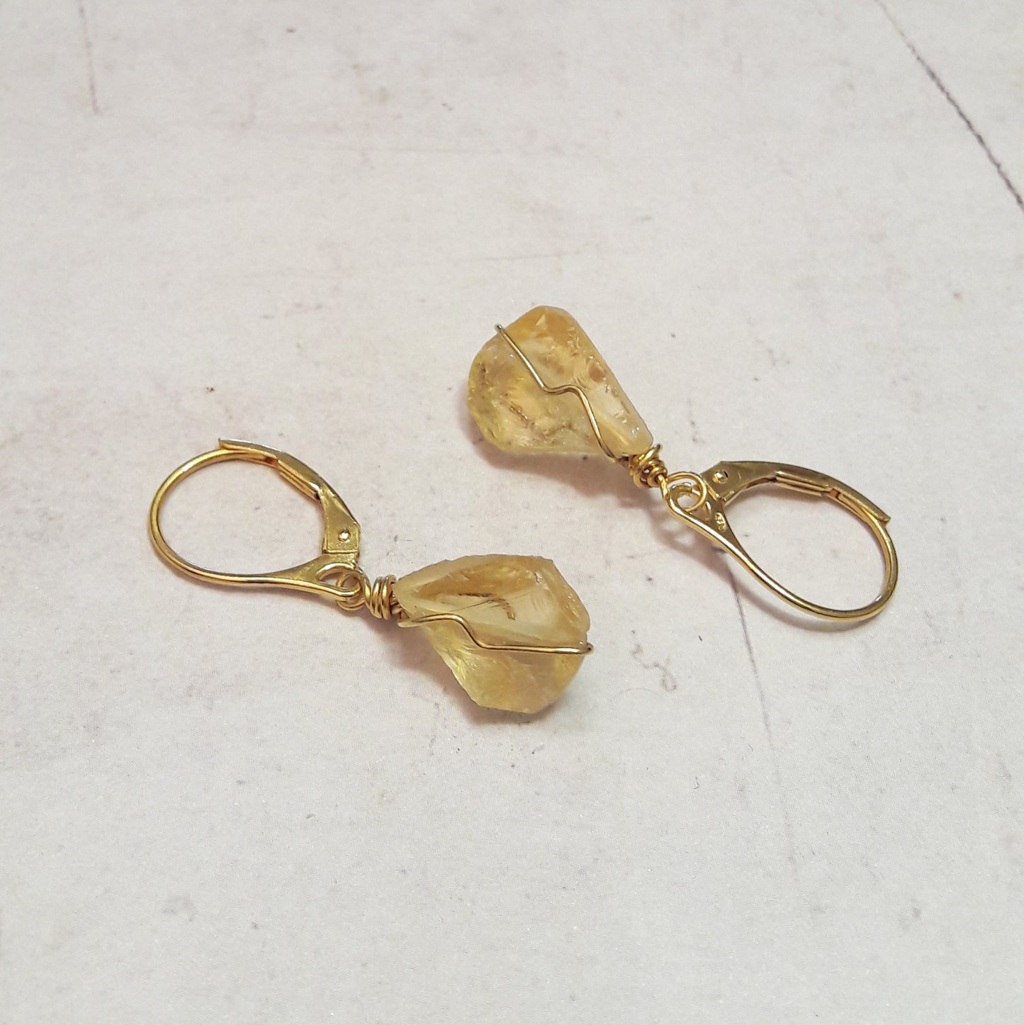 Boucles d'oreilles dormeuses en argent sterling doré et citrine, pierre brute.